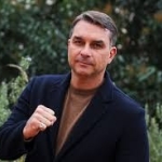 Folha endurece discurso e nega existência de ‘bolsonarismo moderado’ ao criticar Flávio Bolsonaro