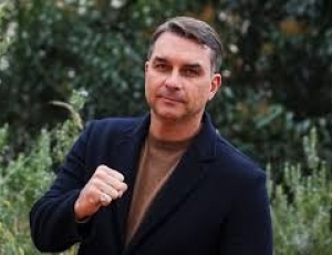 Folha endurece discurso e nega existência de ‘bolsonarismo moderado’ ao criticar Flávio Bolsonaro