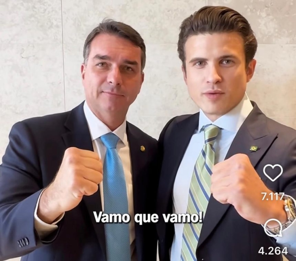 Ex-imitador de Bolsonaro filho de Paulo Marinho, vira aliado de Flávio: 'Adversário do Brasil em comum'