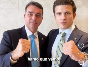 Ex-imitador de Bolsonaro filho de Paulo Marinho, vira aliado de Flávio: 'Adversário do Brasil em comum'