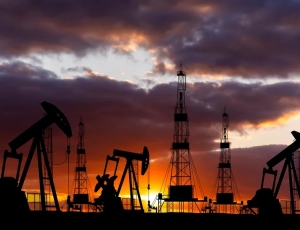 Petróleo recua após cessar-fogo entre EUA e Irã e pode aliviar pressão sobre combustíveis no Brasil