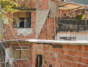 Estudo revela que 60,7% das famílias em favelas vivem com insegurança alimentar e crianças enfrentam dupla carga de má nutrição 