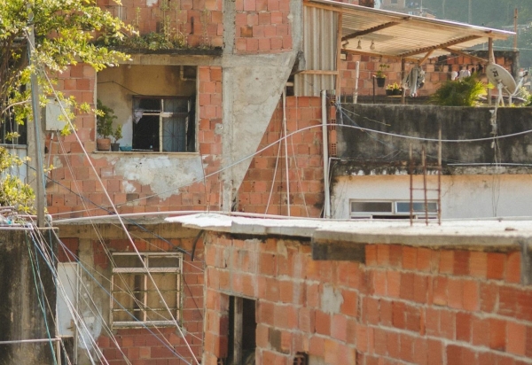 Estudo revela que 60,7% das famílias em favelas vivem com insegurança alimentar e crianças enfrentam dupla carga de má nutrição 