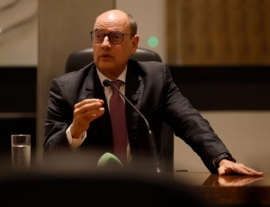 Governador em exercício do Rio impõe auditoria geral, trava contratos e restringe gastos em toda a máquina pública