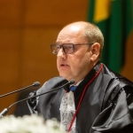 Governador interino do RJ dobra salário com viagens para a Europa