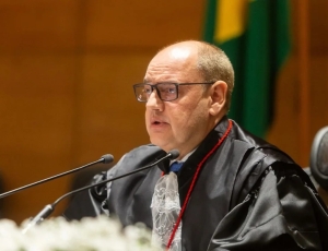 Governador interino do RJ dobra salário com viagens para a Europa