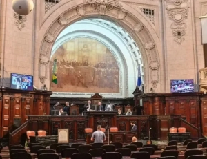 Alerj escolhe presidente sob disputa com STF e embate entre grupo de Paes e PL