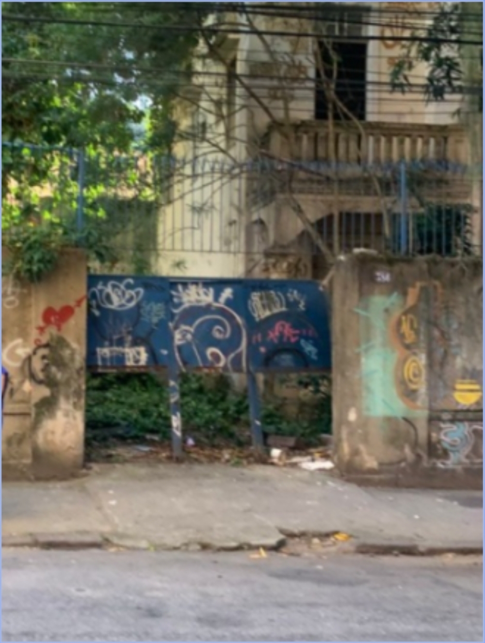 Gangue do Inmetro: após depenarem prédio da União, criminosos furtam portão de ferro inteiro de casarão abandonado ao lado