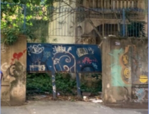 Gangue do Inmetro: após depenarem prédio da União, criminosos furtam portão de ferro inteiro de casarão abandonado ao lado