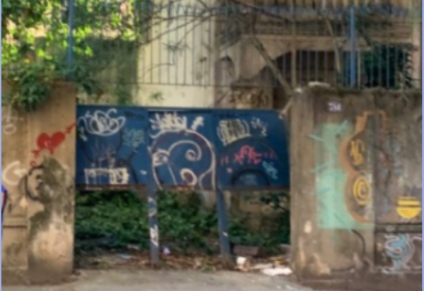 Gangue do Inmetro: após depenarem prédio da União, criminosos furtam portão de ferro inteiro de casarão abandonado ao lado