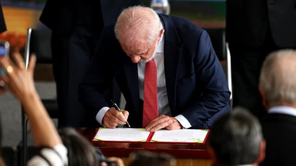 Lula sanciona novo PNE com metas de alfabetização e diretrizes sobre raça, clima e ideologia nas escolas