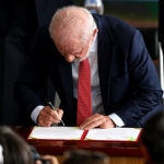 Lula sanciona novo PNE com metas de alfabetização e diretrizes sobre raça, clima e ideologia nas escolas