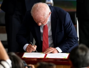 Lula sanciona novo PNE com metas de alfabetização e diretrizes sobre raça, clima e ideologia nas escolas