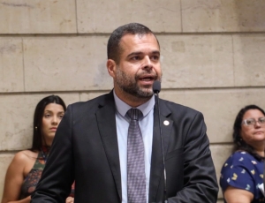 Prefeitura manda reutilizar seringa enquanto banca show de R$ 15 milhões no Rio