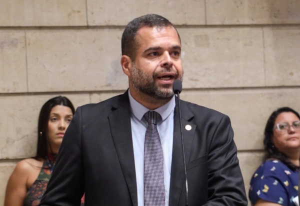Prefeitura manda reutilizar seringa enquanto banca show de R$ 15 milhões no Rio
