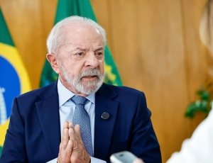 Lula sugere 'dar logo' Nobel da Paz para Trump encerrar conflitos