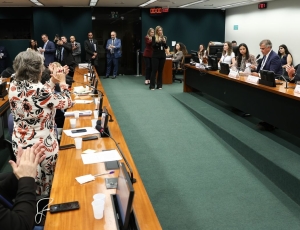 CCJ aprova admissibilidade de propostas que acabam com escala 6×1