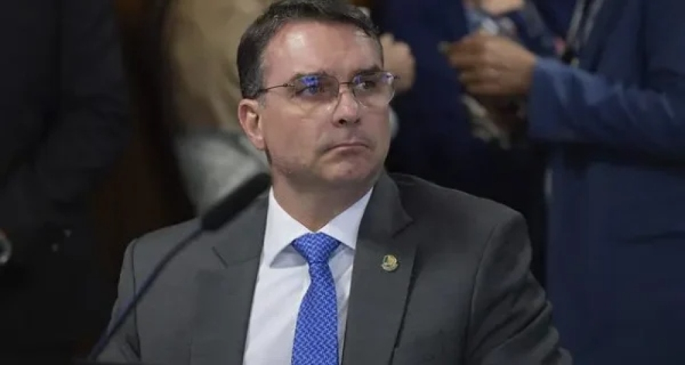 Plano econômico de Flávio Bolsonaro mira aposentadorias e enfraquece proteção social