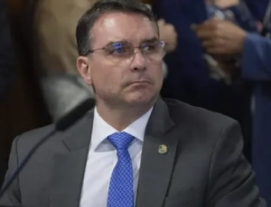 Plano econômico de Flávio Bolsonaro mira aposentadorias e enfraquece proteção social