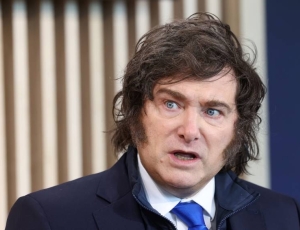 Economia da Argentina encolhe 2,1% em fevereiro, pior resultado desde 2024