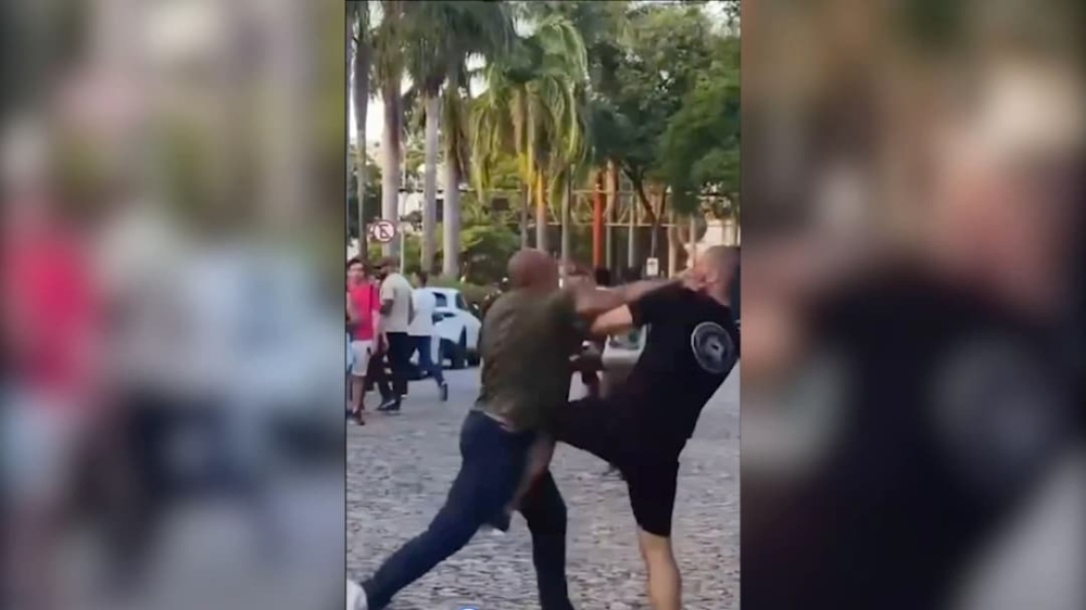 Pré-candidato slevam cartaz de Bolsonaro para universidade federal e debate termina em pancadaria