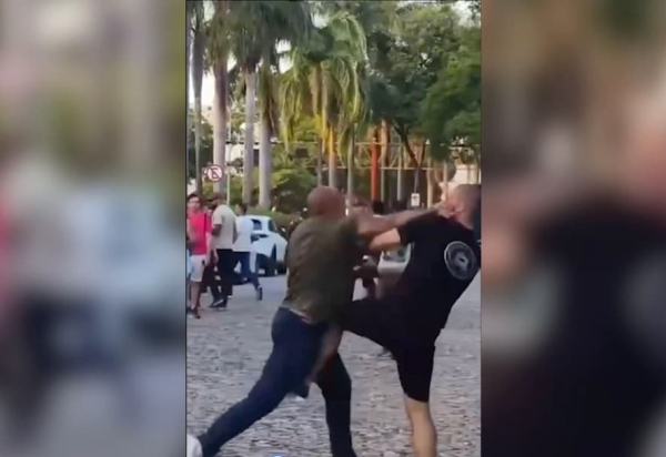 Pré-candidato slevam cartaz de Bolsonaro para universidade federal e debate termina em pancadaria