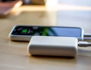 Anac atualiza regras para transporte de carregadores portáteis em voos