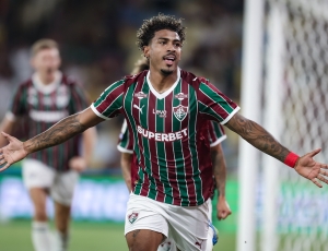 John Kennedy sai do banco e salva Fluminense diante da Chapecoense