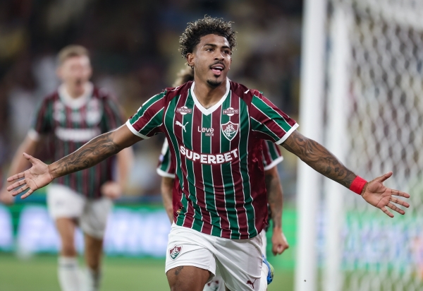 John Kennedy sai do banco e salva Fluminense diante da Chapecoense