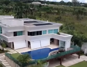Flávio Bolsonaro recebeu a mansão de Brasília do Banco Master em pagamento por parte de esquemas, segundo vídeo do PT