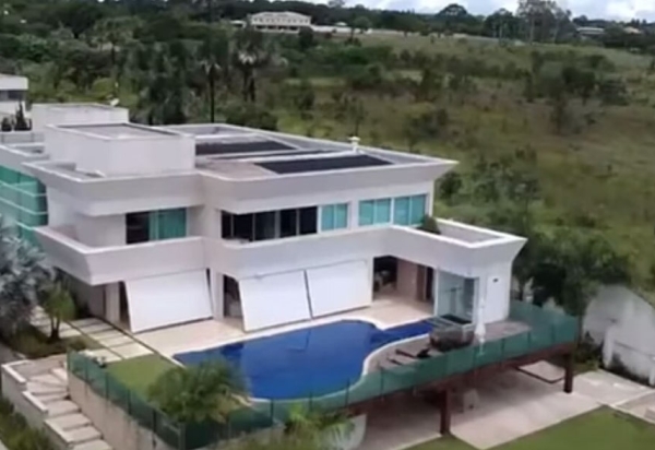 Flávio Bolsonaro recebeu a mansão de Brasília do Banco Master em pagamento por parte de esquemas, segundo vídeo do PT