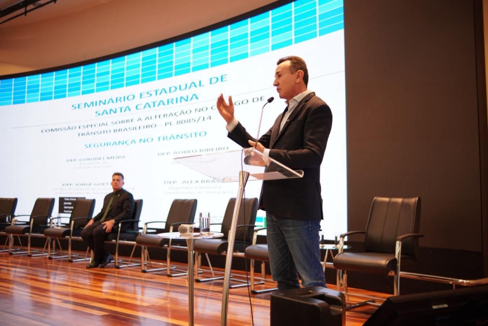 Seminário em Santa Catarina é marcado por manifestações a favor do retorno das aulas práticas