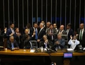 Relator do Conselho de Ética vota por suspensão de três deputados após episódio de motim