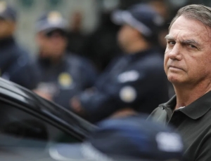 Bolsonaro tem boa evolução após cirurgia e seguirá internado, diz boletim médico