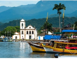 Onde o mar invade as ruas de propósito para limpar, essa cidade brasileira encanta pelo patrimônio histórico