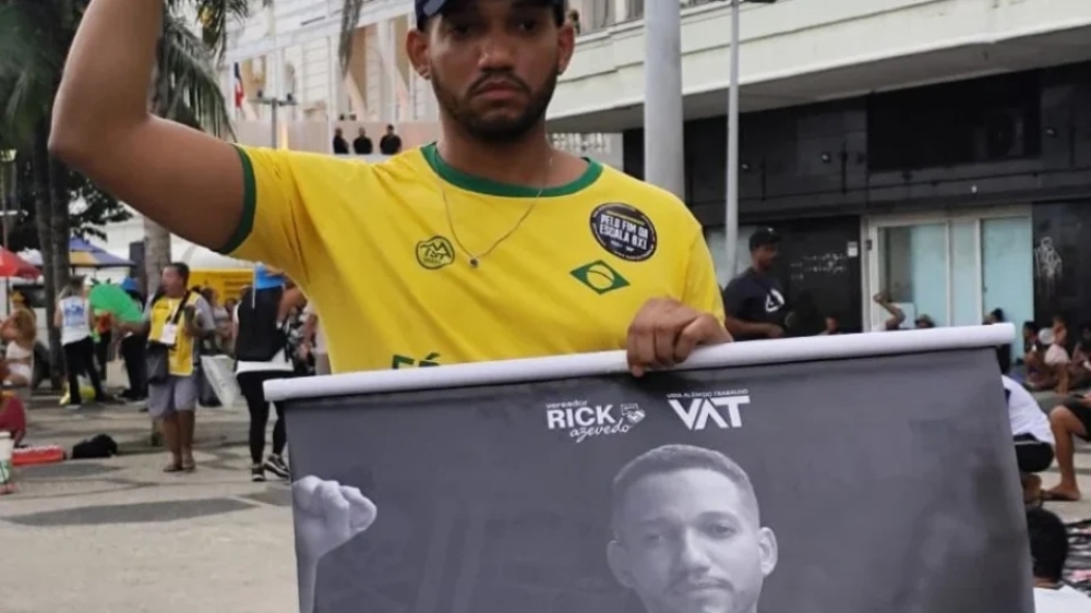 PMs agridem Rick Azevedo após panfletagem contra escala 6×1 no show da Shakira