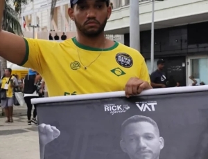 PMs agridem Rick Azevedo após panfletagem contra escala 6×1 no show da Shakira