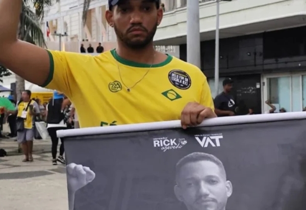 PMs agridem Rick Azevedo após panfletagem contra escala 6×1 no show da Shakira