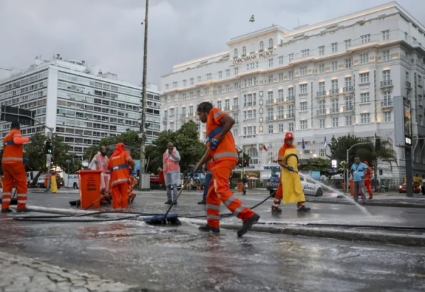 Copacabana pós Shakira: 362 toneladas de lixo e 2 mil garis em ação