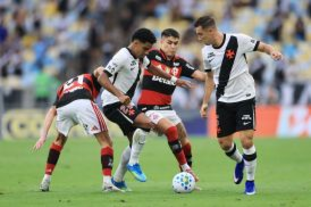 Vasco arranca empate nos acréscimos e frustra o Flamengo em clássico eletrizante no Maracanã