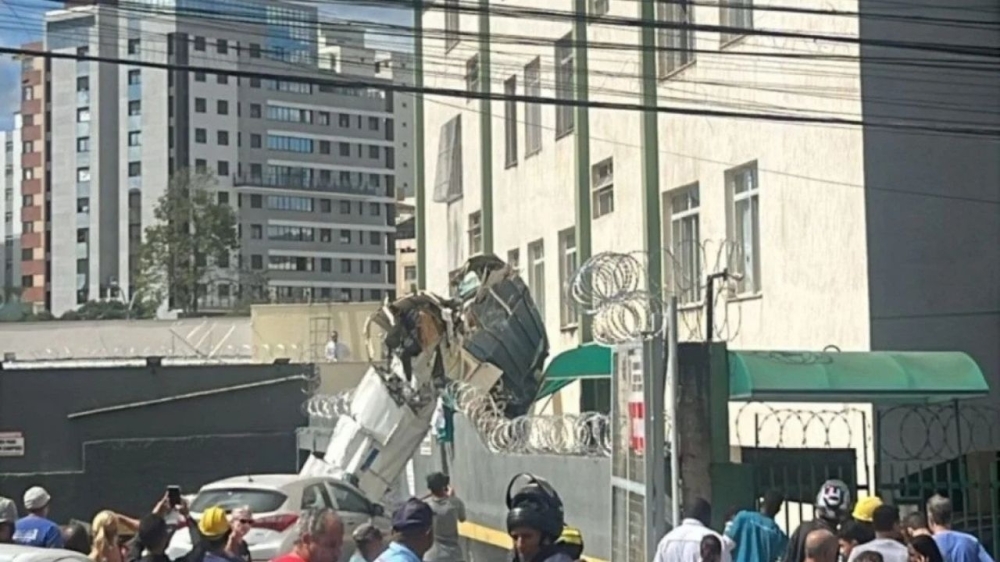 Avião cai e atinge prédio em Belo Horizonte