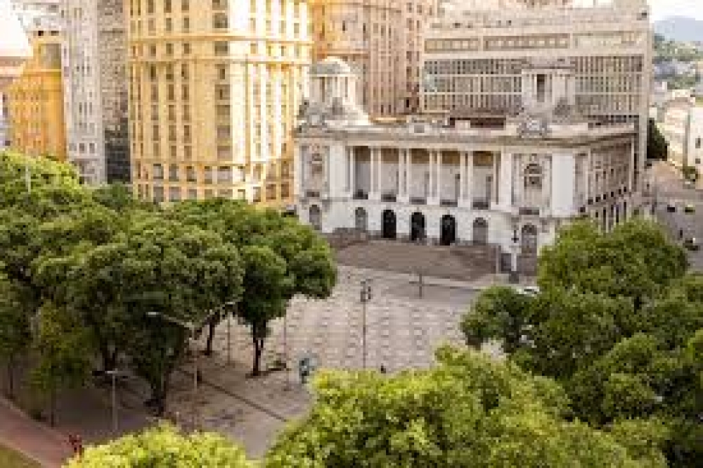 Membros da Prefeitura do Rio e do Poder Legislativo debatem com população projeto de requalificação da Praça Onze 