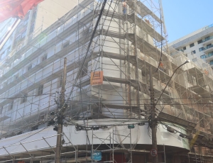 Prefeito Rodrigo Neves e reitor da UFF vistoriam obras do Novo Cinema Icaraí; entrega está prevista para o segundo semestre de 2026