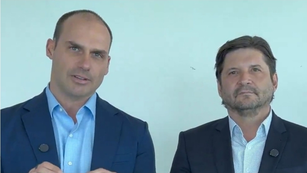 As críticas de bolsonaristas e aliados de Tarcísio à composição com Eduardo suplente