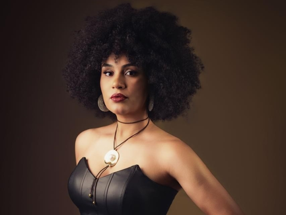 Cantora mineira Naiara Miranda aposta no sertanejo raiz e amplia voz da mulher negra no gênero