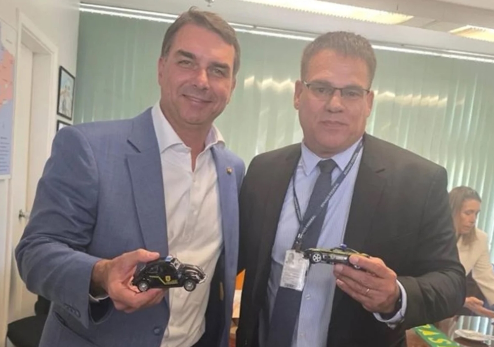 Filho do Delegado Bertolucci (assessor de Flávio Bolsonaro) é exonerado do governo Ricardo Couto e renomeado as pressas de cargo na SEAS no RJ