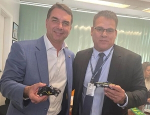 Filho do Delegado Bertolucci (assessor de Flávio Bolsonaro) é exonerado do governo Ricardo Couto e renomeado as pressas de cargo na SEAS no RJ