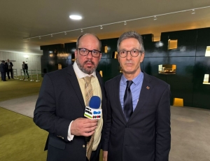 Zema reage a ataques da direita após criticar Flávio Bolsonaro