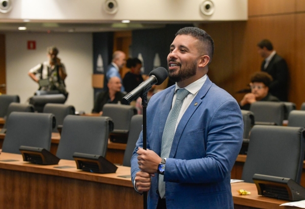 Deputado Yuri Moura propõe Medalha Tiradentes para Fábio Porchat após ator ser declarado 'persona non grata' na Alerj