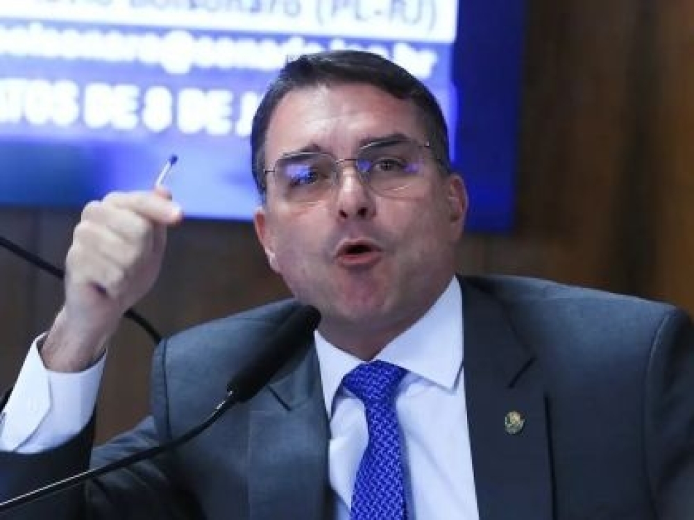 Flávio Bolsonaro diz que aporte para filme previa retorno financeiro a Vorcaro